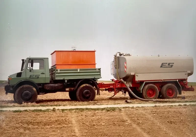 Historisches Einsatzfahrzeug von ES Mobile mit Tankanhänger