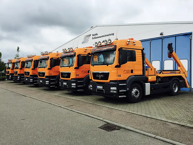 Lkw-Flotte von ES Mobile vor der Halle in Bönnigheim
